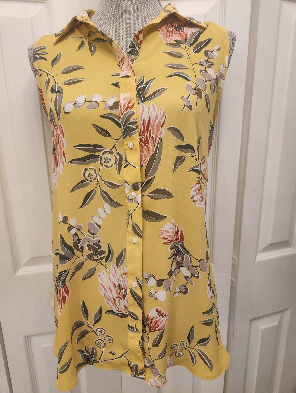 Adorable Loft Sleeveless Floral Button-Front Top - Yellow